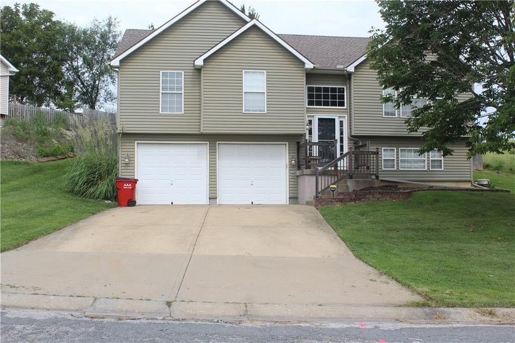 212 E Whispering Hills Boulevard, Lone Jack, MO: listing photo 3