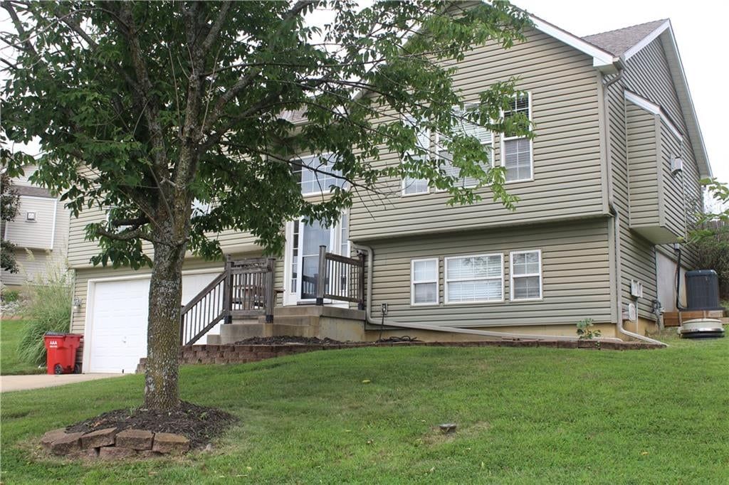 Photo 5 of 36 - 212 E Whispering Hills Boulevard, Lone Jack, MO 64070
