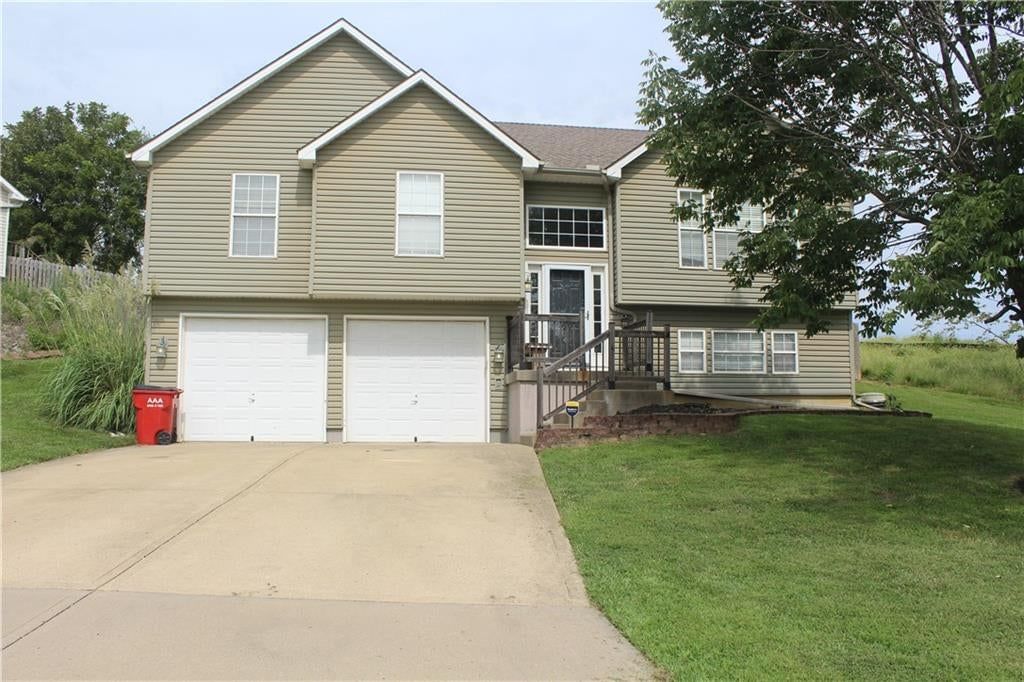 Photo 35 of 36 - 212 E Whispering Hills Boulevard, Lone Jack, MO 64070