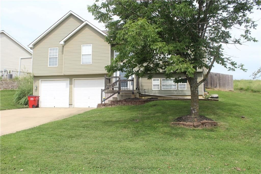 Photo 36 of 36 - 212 E Whispering Hills Boulevard, Lone Jack, MO 64070