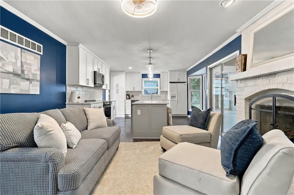 Photo 9 of 34 - 6819 Caenen Avenue, Shawnee, KS 66216