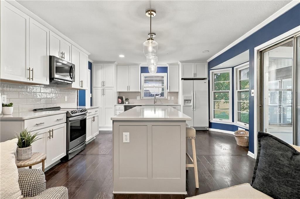 Photo 13 of 34 - 6819 Caenen Avenue, Shawnee, KS 66216