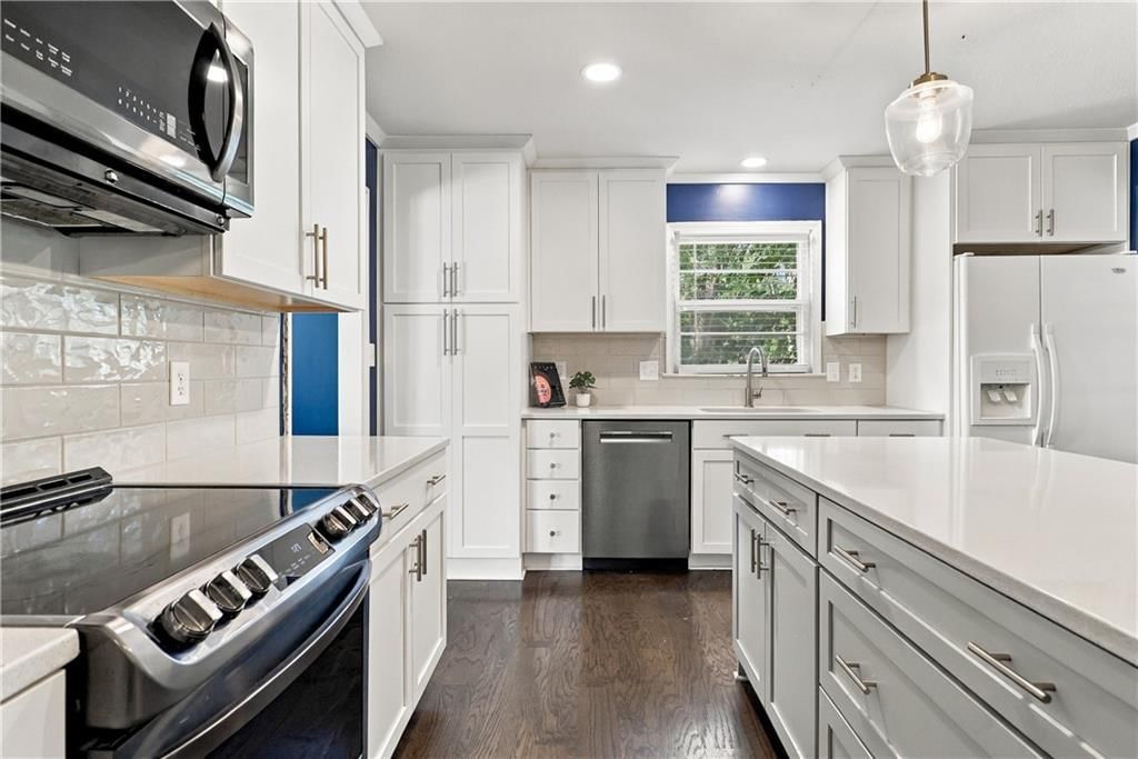 Photo 14 of 34 - 6819 Caenen Avenue, Shawnee, KS 66216