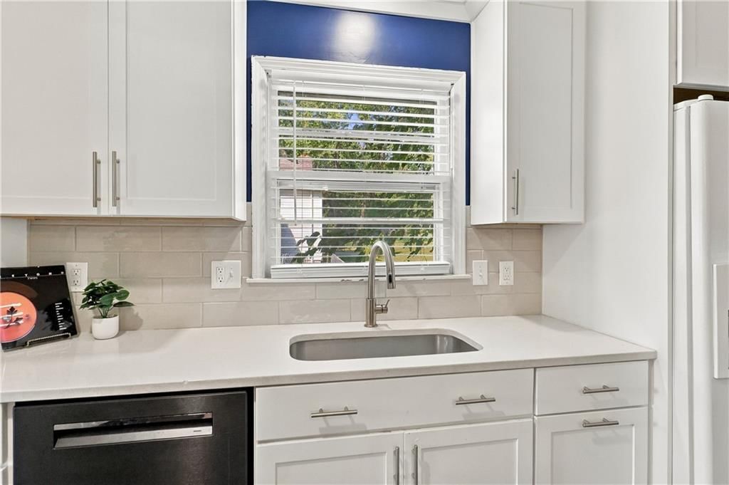 Photo 15 of 34 - 6819 Caenen Avenue, Shawnee, KS 66216