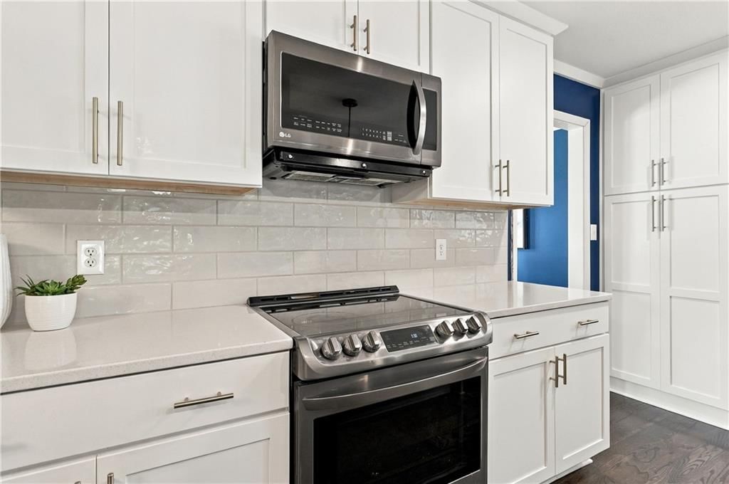 Photo 16 of 34 - 6819 Caenen Avenue, Shawnee, KS 66216