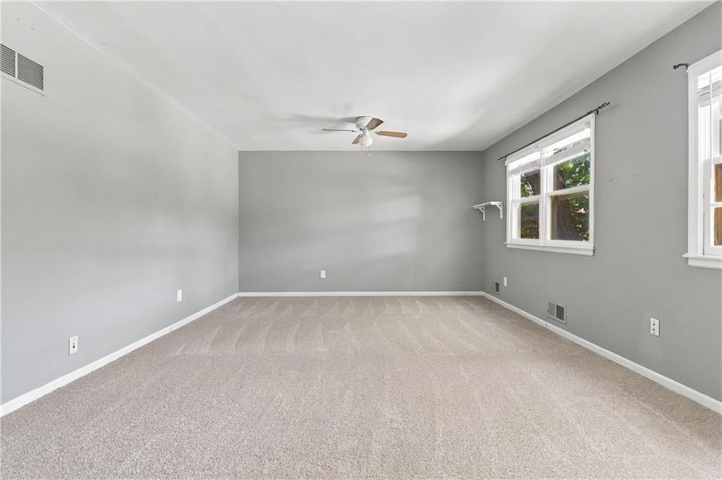 Photo 18 of 34 - 6819 Caenen Avenue, Shawnee, KS 66216