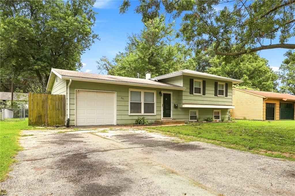 621 NW Fair Lane, Lee's Summit, MO: listing photo 2