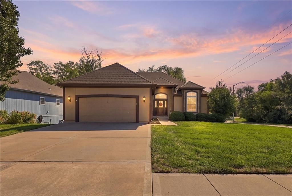 9451 N Adrian Avenue, Kansas City, MO: listing photo 2