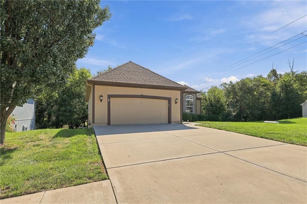 Photo 4 of 50 - 9451 N Adrian Avenue, Kansas City, MO 64154