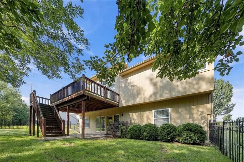 Fenced yard at 9451 N Adrian Avenue, Kansas City, MO 64154