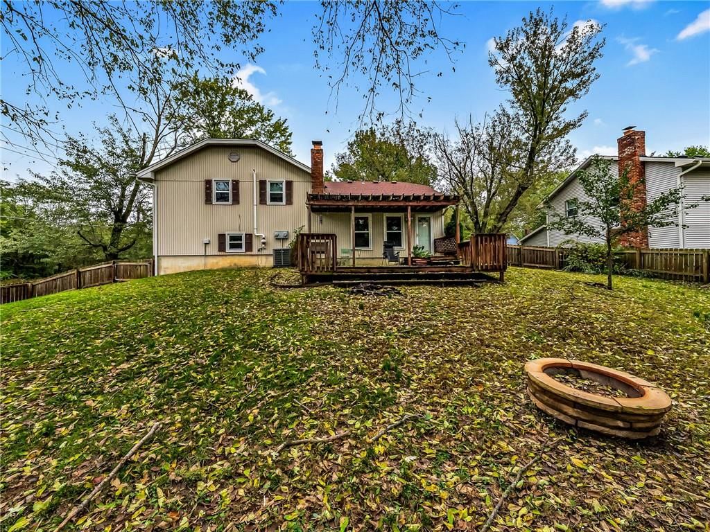 Fenced yard at 6732 NW Hidden Valley Road, Parkville, MO 64152