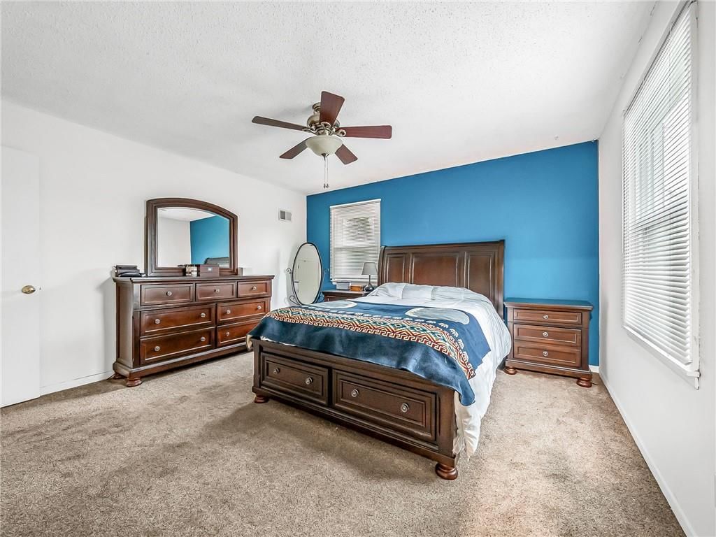 Photo 12 of 20 - 6732 NW Hidden Valley Road, Parkville, MO 64152
