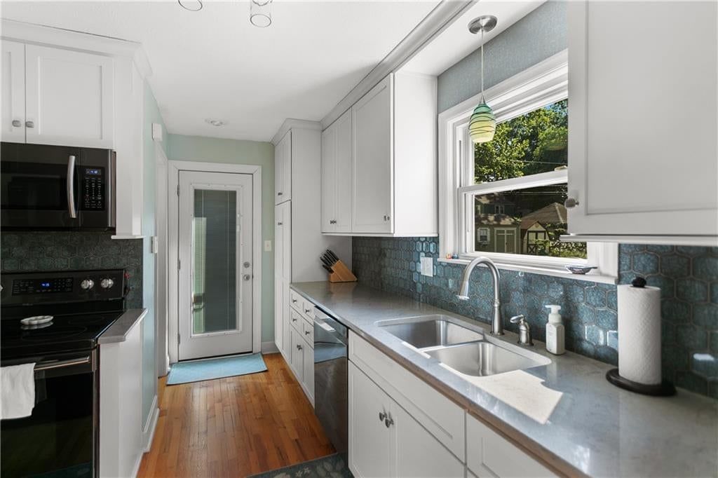 421 E 74th Terrace — photo 9