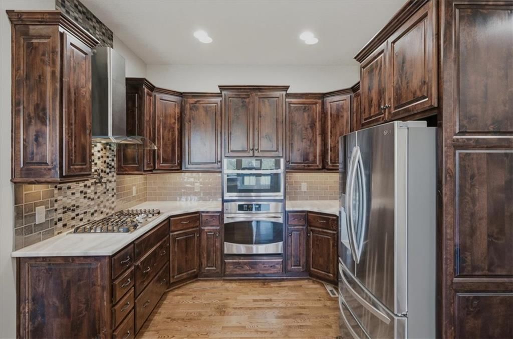 Double oven and kitchen backsplash at 22702 E 41st Terrace, Independence, MO 64015