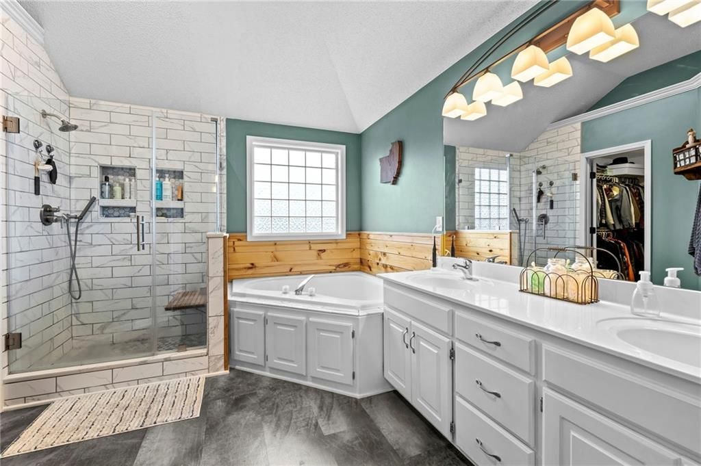 Photo 31 of 46 - 9924 N Marsh Avenue, Kansas City, MO 64157