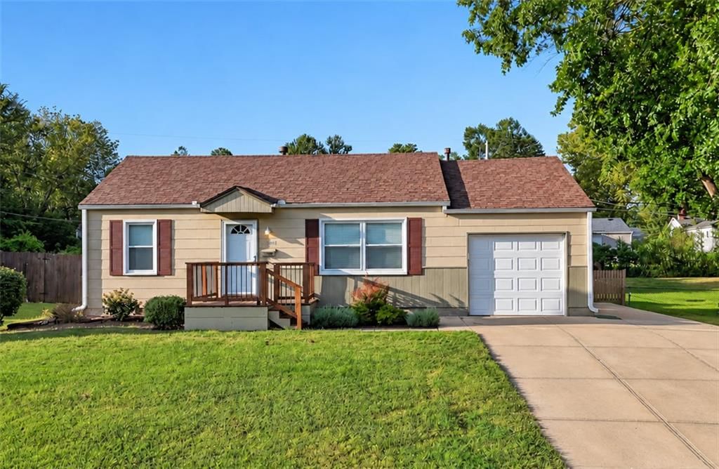 11501 W 68th Street, Shawnee, KS: listing photo 2