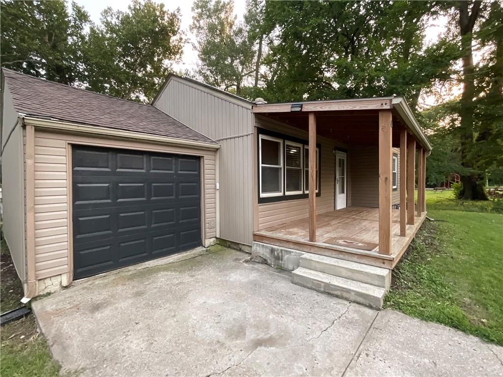 1111 NE 43rd Street, Kansas City, MO: listing photo 2