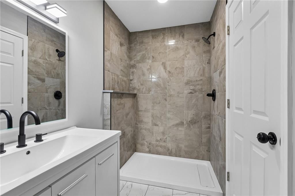 623 E 7th Street — photo 17