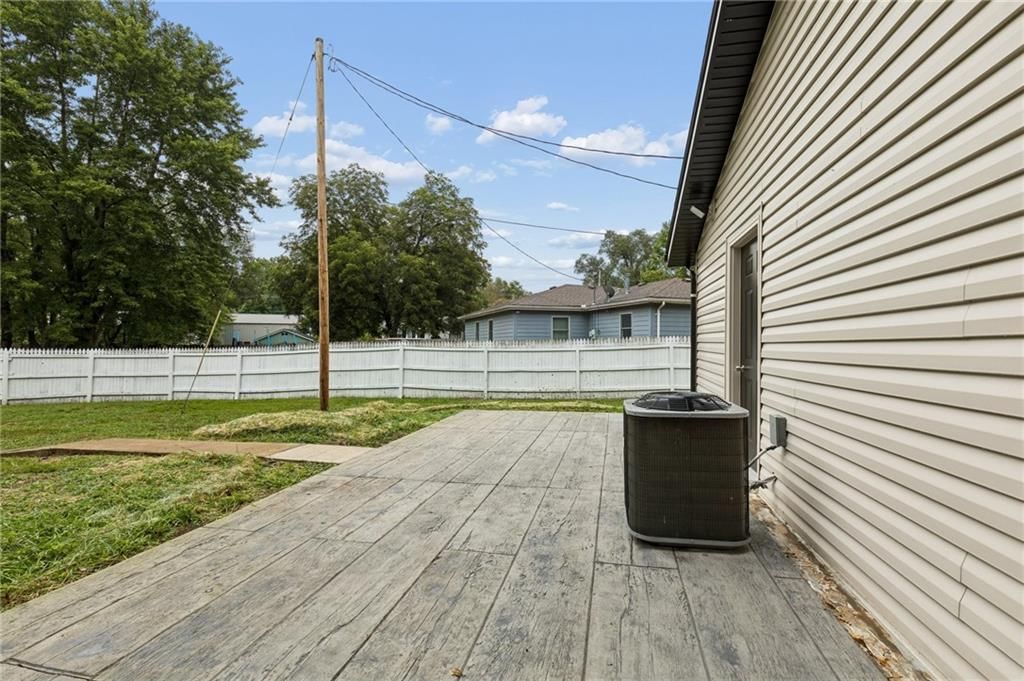 623 E 7th Street — photo 22
