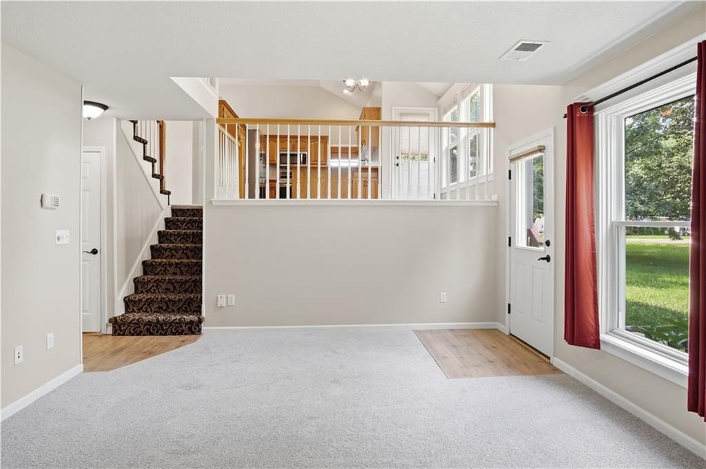 201 Mesa Drive, Smithville, MO: listing photo 2