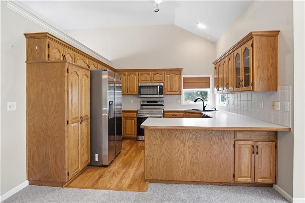 Photo 5 of 38 - 201 Mesa Drive, Smithville, MO 64089