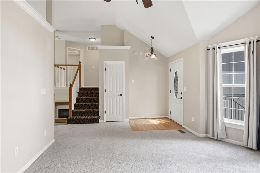 Photo 7 of 38 - 201 Mesa Drive, Smithville, MO 64089