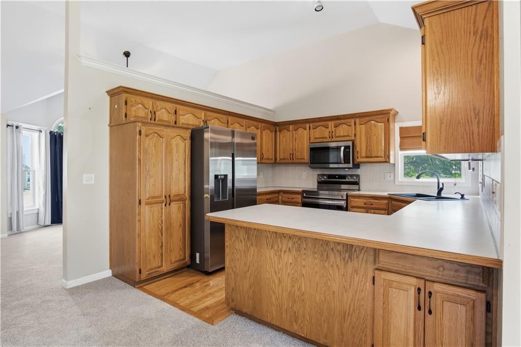 Photo 9 of 38 - 201 Mesa Drive, Smithville, MO 64089