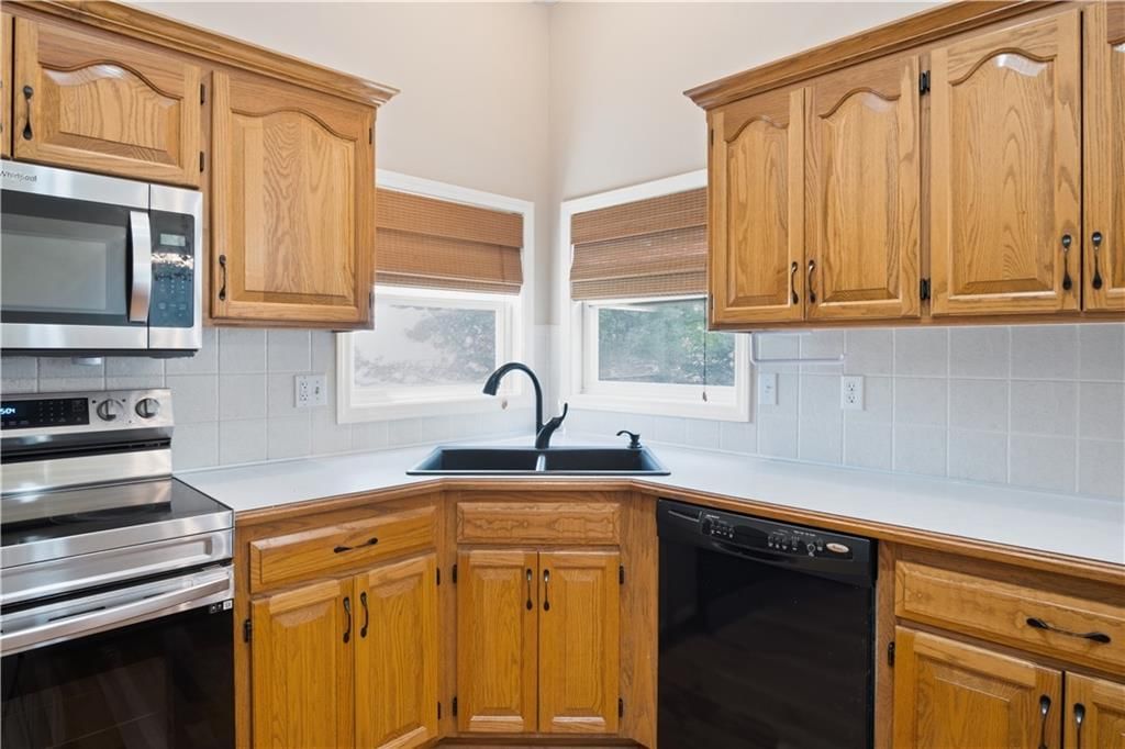 Photo 13 of 38 - 201 Mesa Drive, Smithville, MO 64089