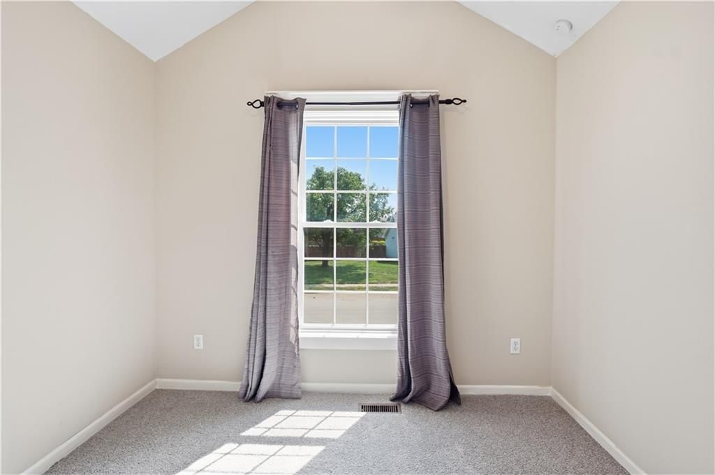 Photo 18 of 38 - 201 Mesa Drive, Smithville, MO 64089