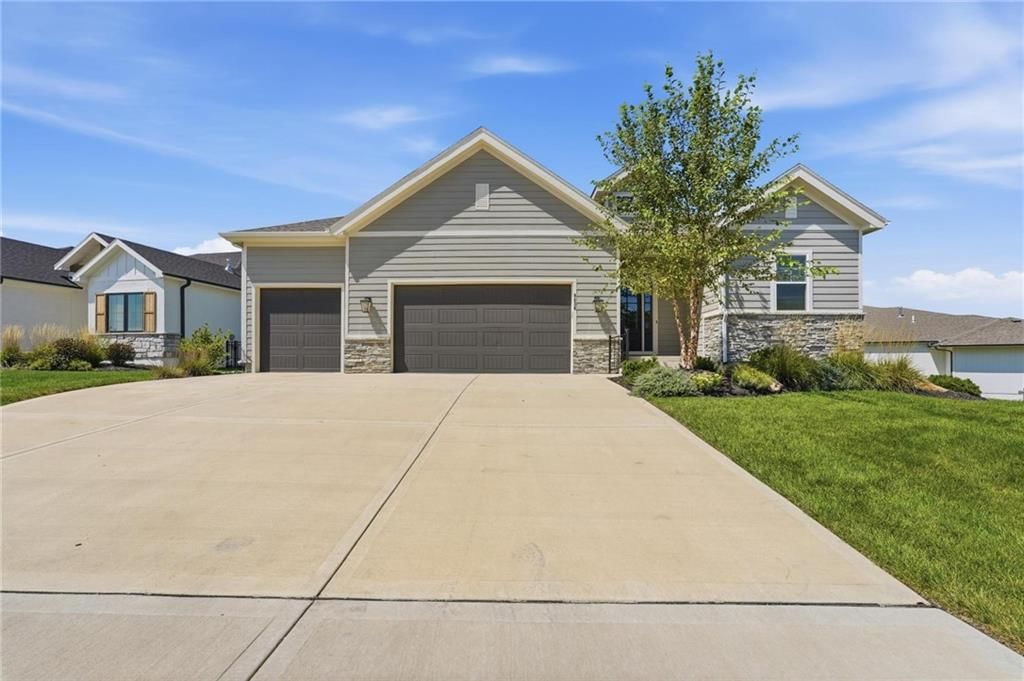 9436 Aurora Street, Lenexa, KS: listing photo 2