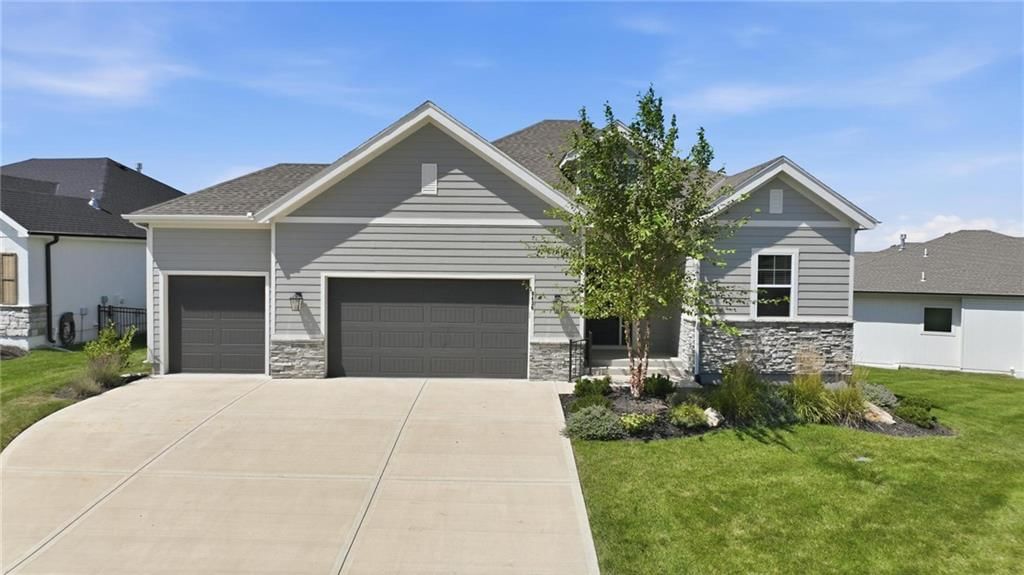 9436 Aurora Street, Lenexa, KS: listing photo 3