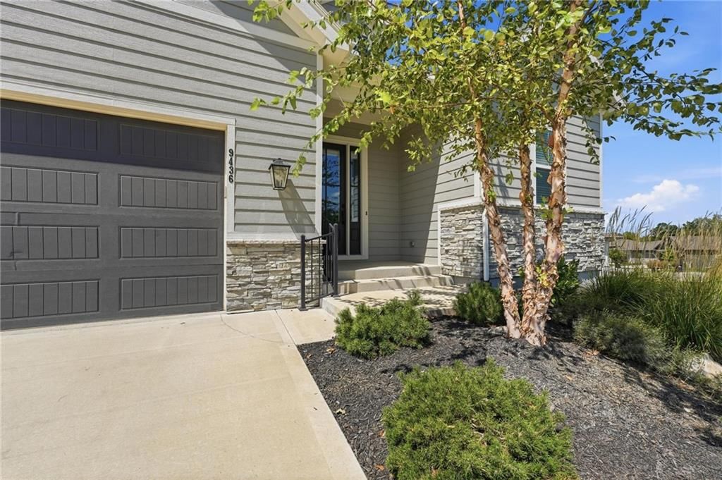 Photo 4 of 54 - 9436 Aurora Street, Lenexa, KS 66220