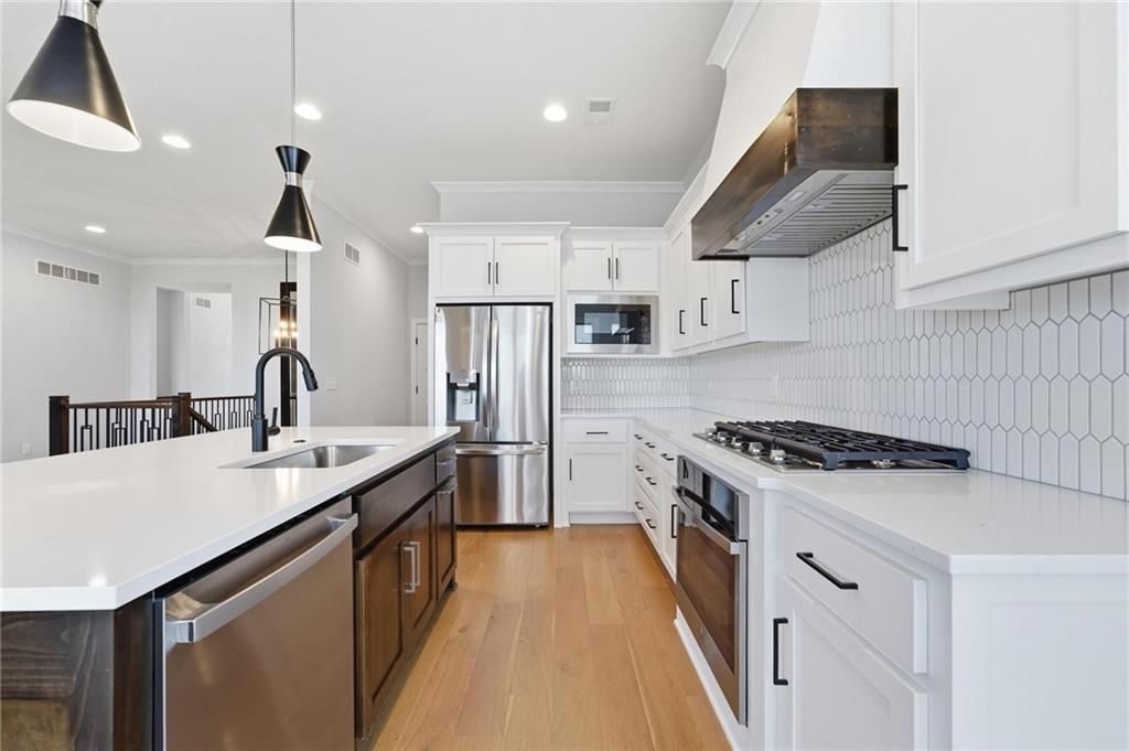 Photo 14 of 54 - 9436 Aurora Street, Lenexa, KS 66220