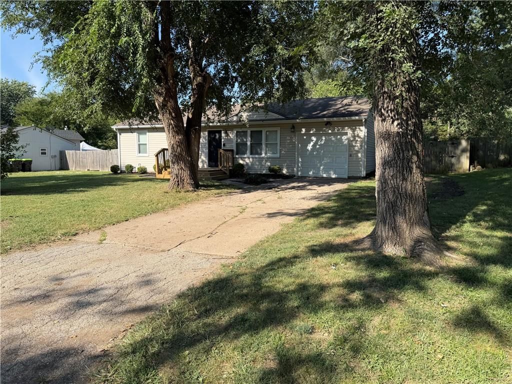 Photo 5 of 32 - 17226 Chula Vista Drive, Belton, MO 64012