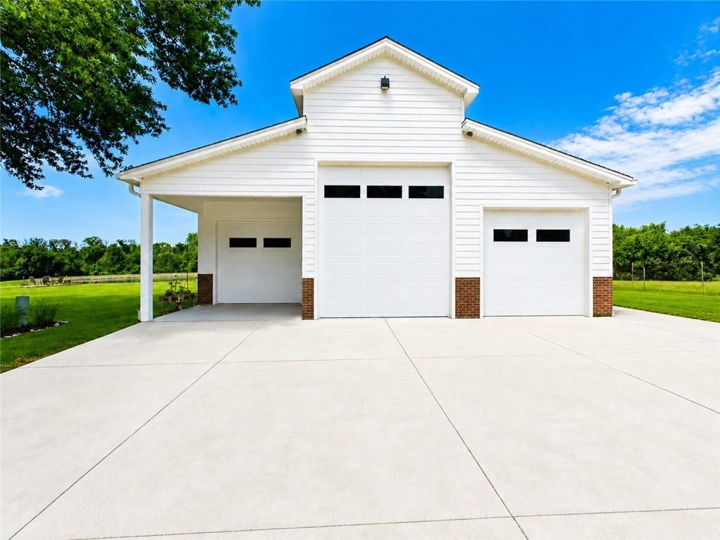3318 S Bellechase Drive, Grain Valley, MO: listing photo 3