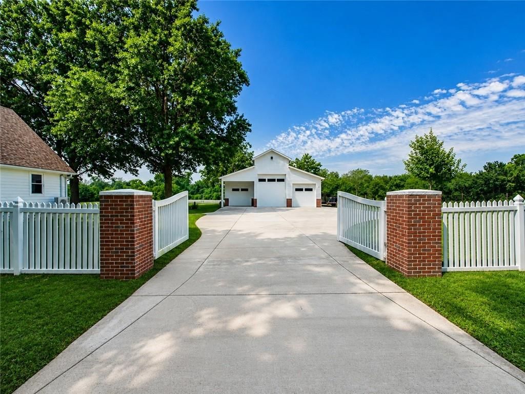 Fenced yard at 3318 S Bellechase Drive, Grain Valley, MO 64029