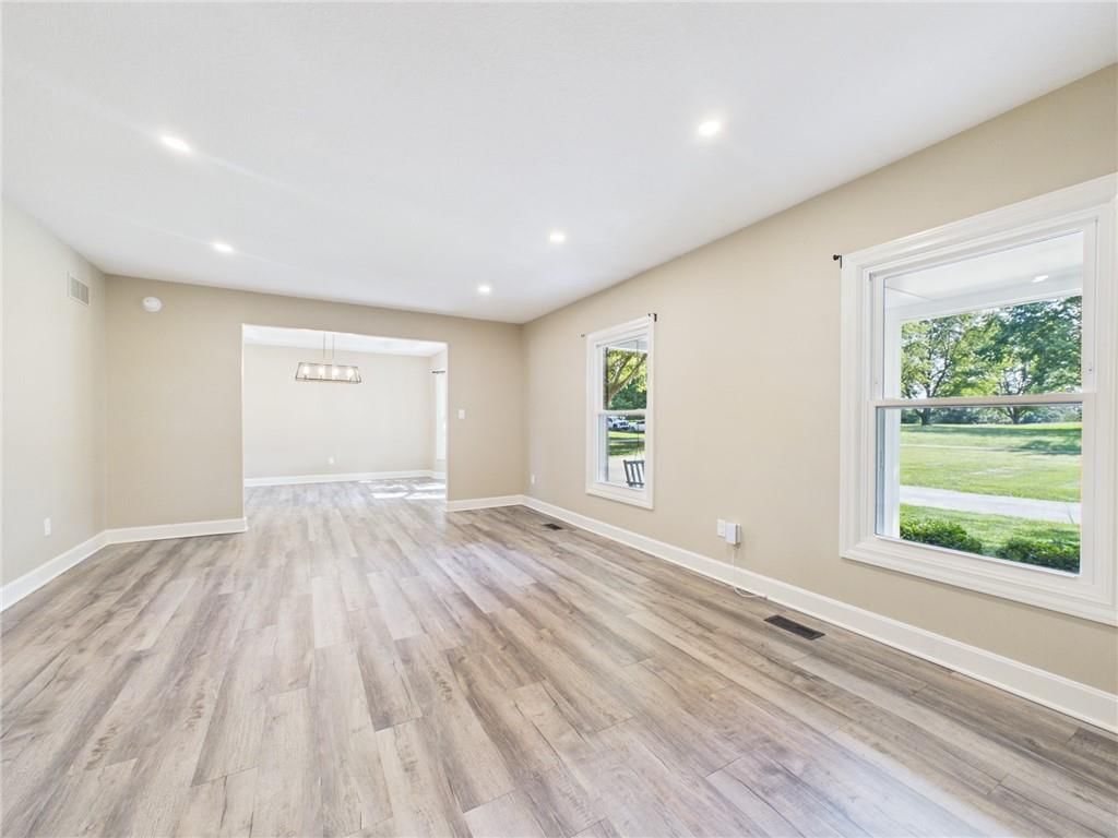 Photo 25 of 92 - 3318 S Bellechase Drive, Grain Valley, MO 64029