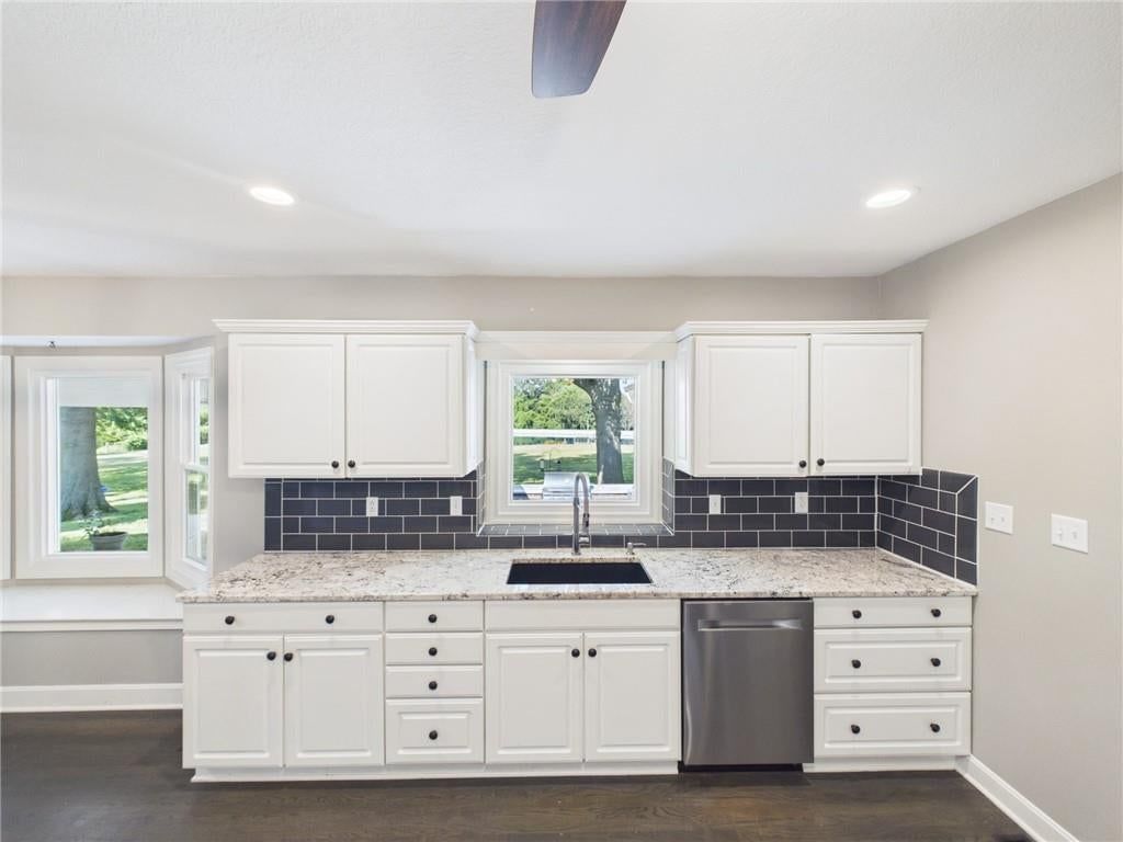 Photo 33 of 92 - 3318 S Bellechase Drive, Grain Valley, MO 64029