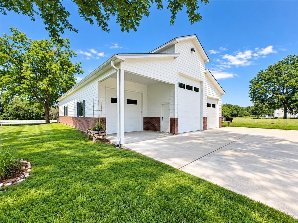Photo 71 of 92 - 3318 S Bellechase Drive, Grain Valley, MO 64029