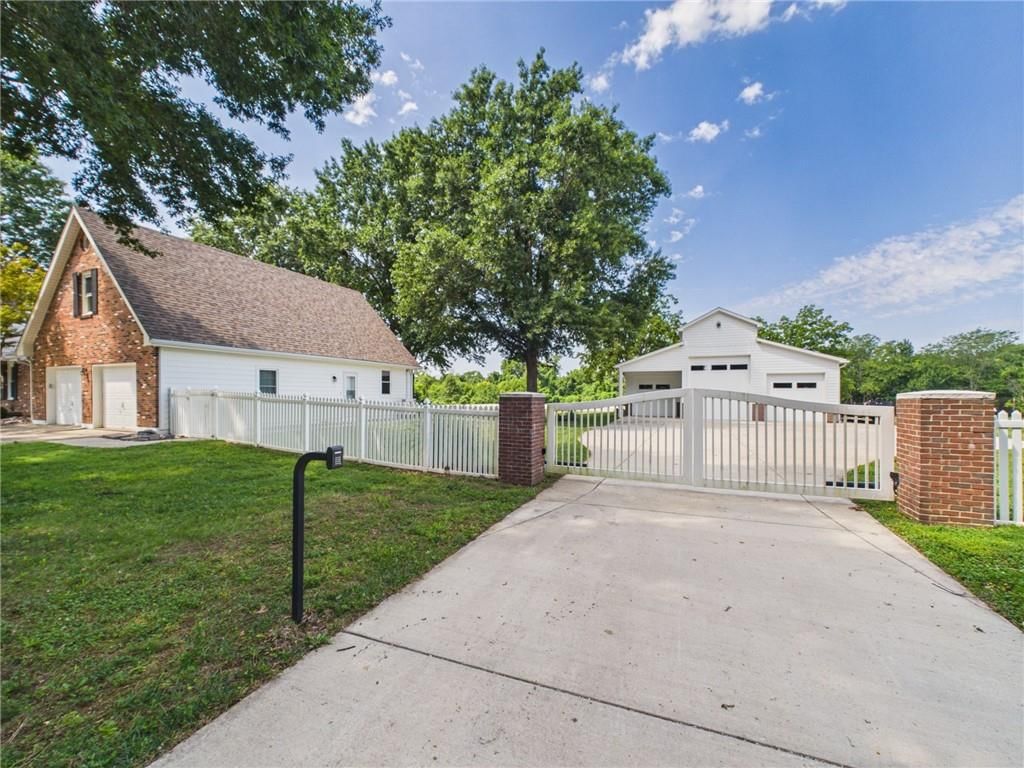 Photo 85 of 92 - 3318 S Bellechase Drive, Grain Valley, MO 64029