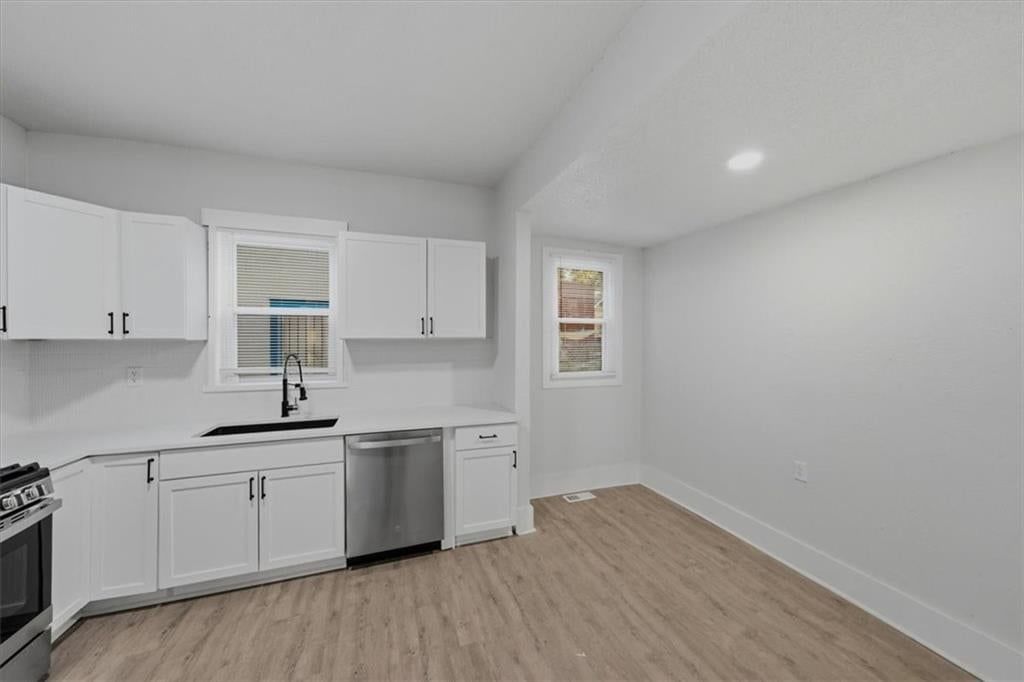 Photo 5 of 24 - 3011 Holmes Street, Kansas City, MO 64109