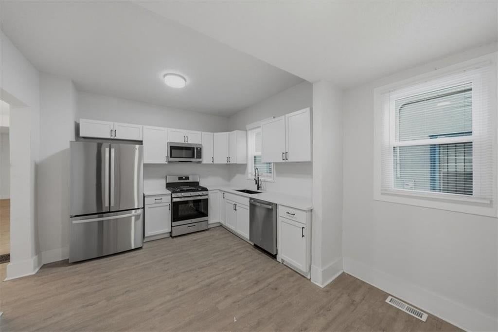 Photo 6 of 24 - 3011 Holmes Street, Kansas City, MO 64109
