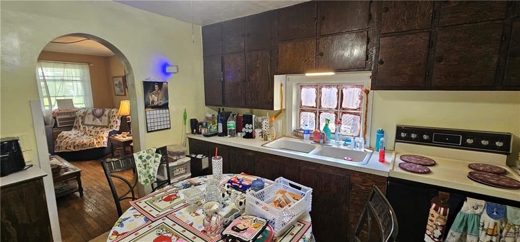 Photo 4 of 7 - 608 E Hereford Avenue, Independence, MO 64055