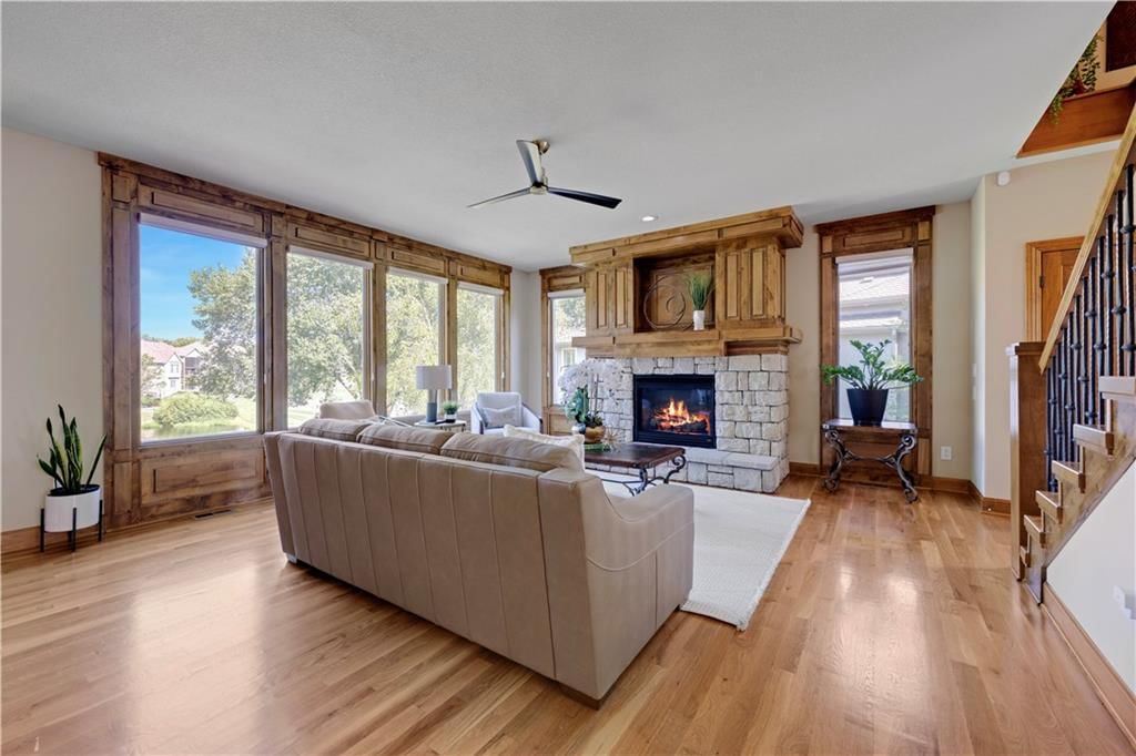 Photo 5 of 38 - 9924 Skyview Lane, Lenexa, KS 66220