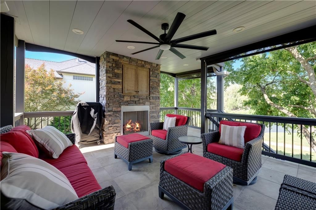 Photo 14 of 38 - 9924 Skyview Lane, Lenexa, KS 66220