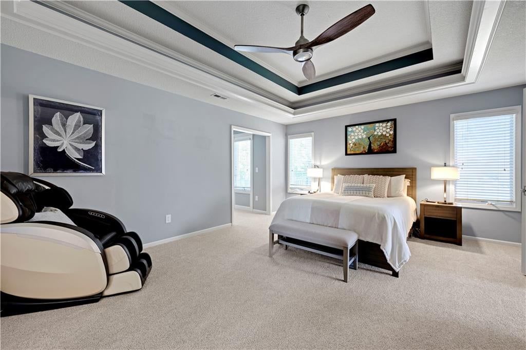 Photo 17 of 38 - 9924 Skyview Lane, Lenexa, KS 66220