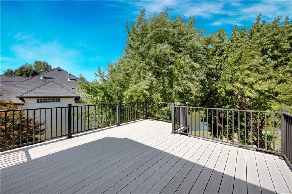 Photo 19 of 38 - 9924 Skyview Lane, Lenexa, KS 66220