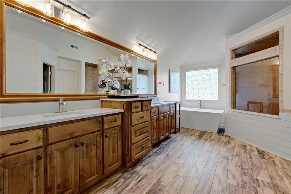 Photo 21 of 38 - 9924 Skyview Lane, Lenexa, KS 66220