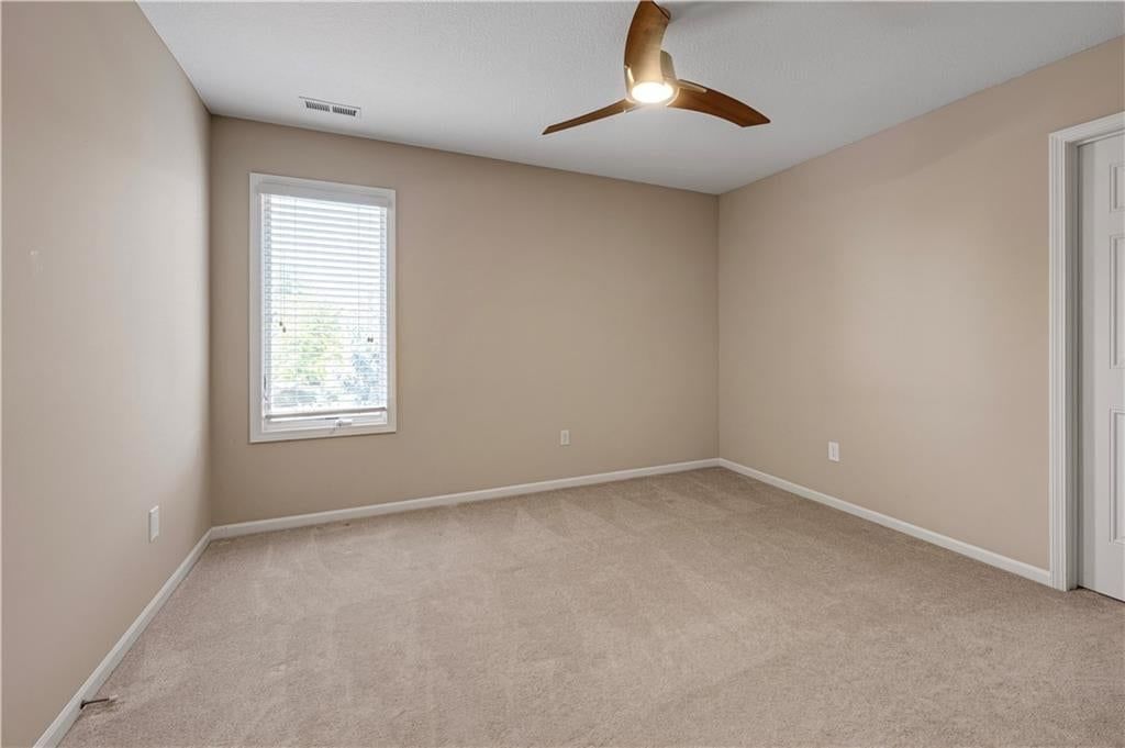 Photo 23 of 38 - 9924 Skyview Lane, Lenexa, KS 66220