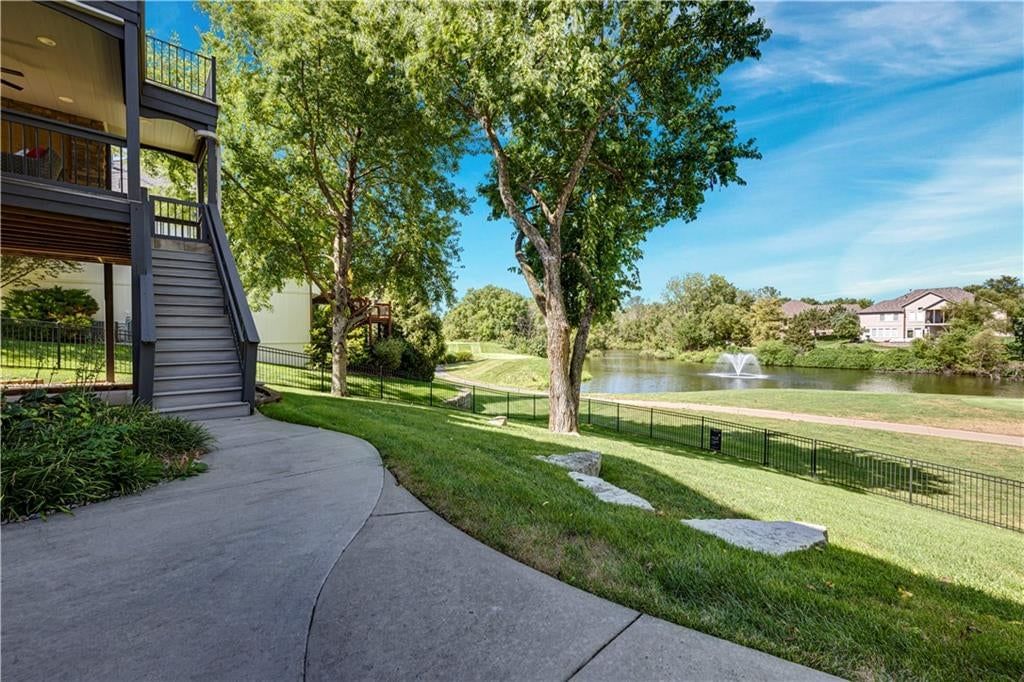Photo 33 of 38 - 9924 Skyview Lane, Lenexa, KS 66220